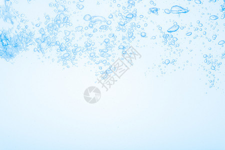 蓝色水中白背景的泡图片