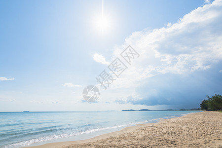 白天的海滩和晴景象图片