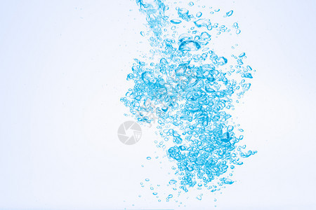 蓝色水中白背景的泡图片
