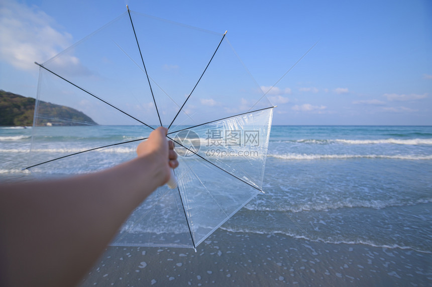 沙滩上清晰的伞式手柄图片