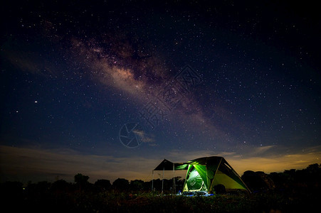 银河和天空中的星宿在夜间图片