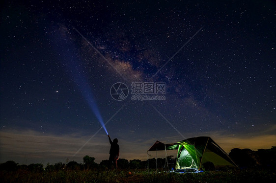 搭帐篷晚上看银河和星图片