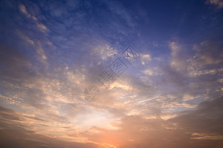 夜里天空和云的全景图片