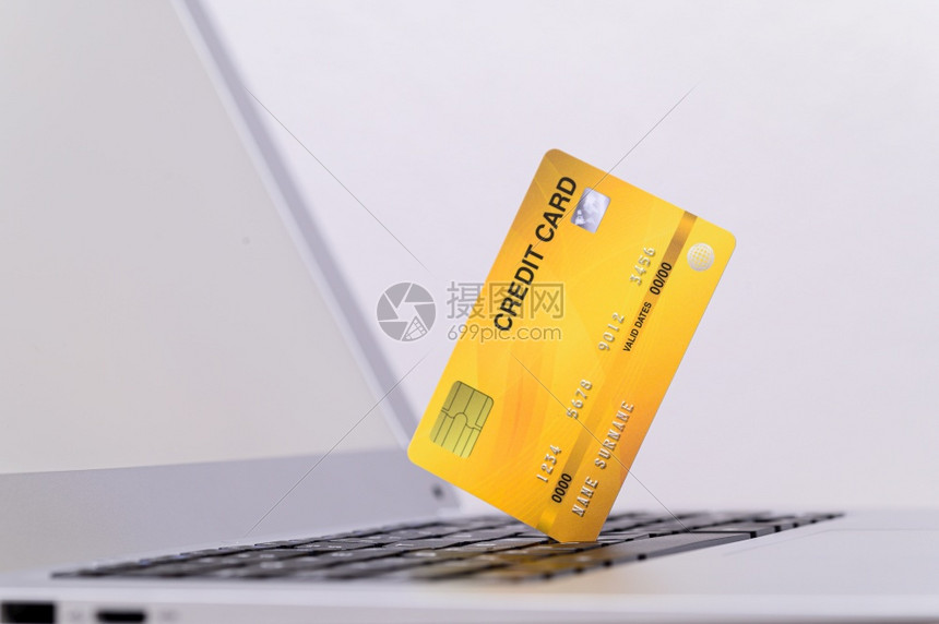 用于网上购物的带有计算机信用卡图片