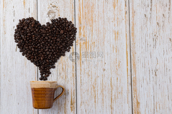 咖啡豆以心形排列喜欢喝咖啡图片