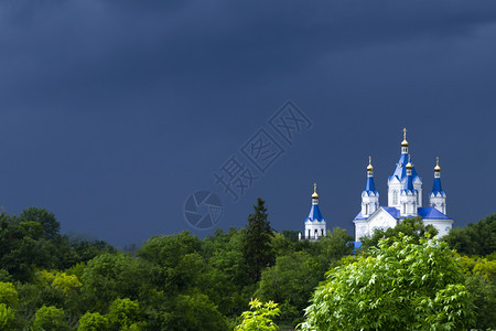 东正教统堂对抗深蓝的天空春日阳光明亮图片