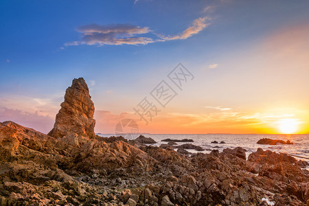日落时用石头在海面上景图片