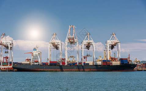 日装大型港口货物运输船舶集装箱的起重车图片