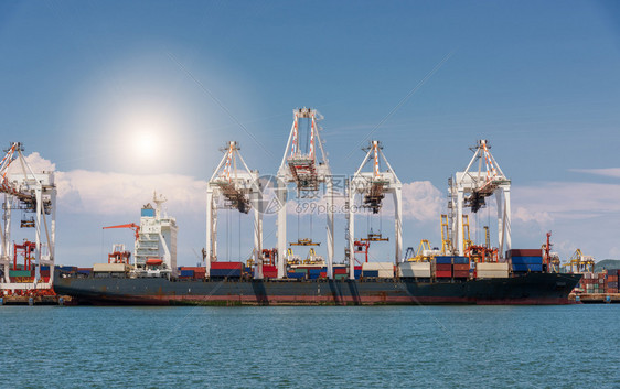 日装大型港口货物运输船舶集装箱的起重车图片