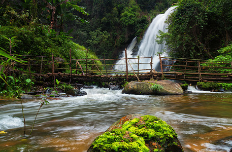 位于泰国清迈的PhaDokseaw瀑布或Rakjang瀑布图片