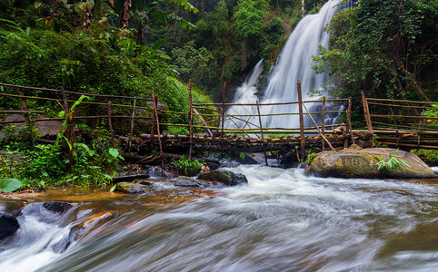 位于泰国清迈的PhaDokseaw瀑布或Rakjang瀑布图片