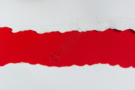 撕下白色背景上的红色纸片背景图片