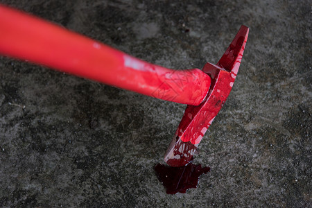 坑里血中的犯罪斧图片素材