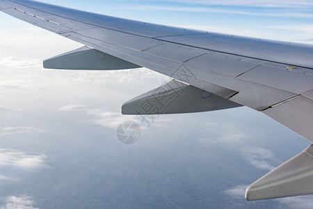 在飞机窗外观察机翼图片