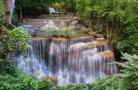 泰国Kanchanaburi美丽的瀑布HuayMaeKamin瀑布图片
