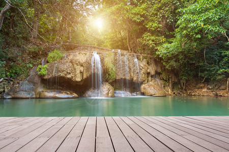 木板和伊拉旺公园瀑布的背景图片