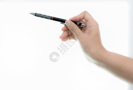 手握着黑钢笔可以绘制白色背景上的孤立图片