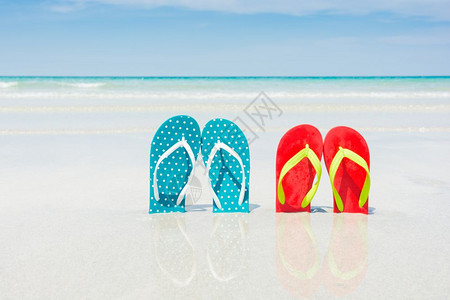 沙滩泰国假日热带海滩上的拖鞋图片
