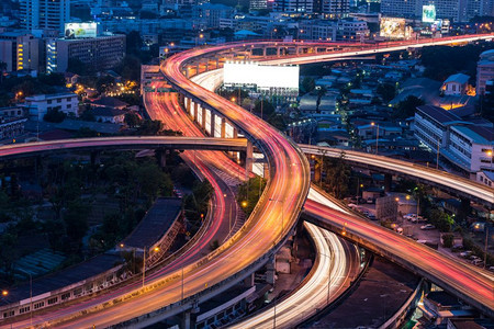 曼谷高速公路在泰国黄昏时的顶端风景图片