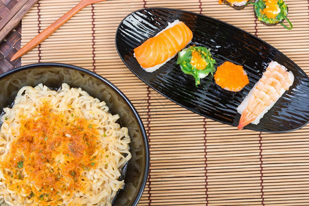 木本底的黑碗面和寿司条图片