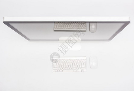 顶端视图监器计算机网膜显示鼠键盘和白桌上的空屏幕图片
