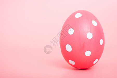 粉红背景的美丽复活节粉红蛋颜色复活节概念图片