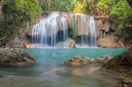 泰国伊拉湾瀑布公园的瀑布森林图片
