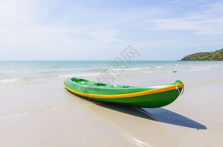 Kayak去海滩背景中的图片