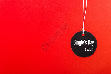 网上购物单的日销售文本贴在红背景的黑标签上有复制空间图片