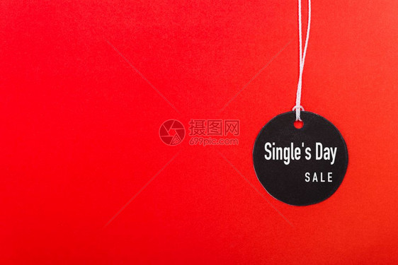 网上购物单的日销售文本贴在红背景的黑标签上有复制空间图片