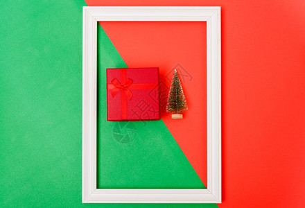 新年圣诞节的构成顶观红箱绳子绿树枝和色以及复制空间图片