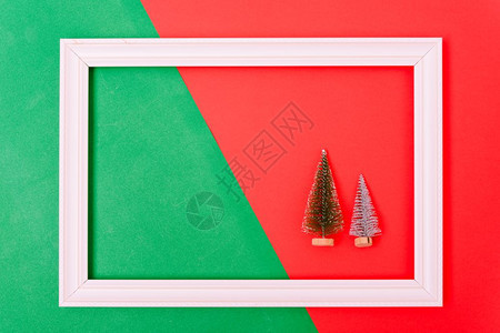 新年圣诞节组成顶端视图红色的绿fir树枝和绿色背景及复制空间图片