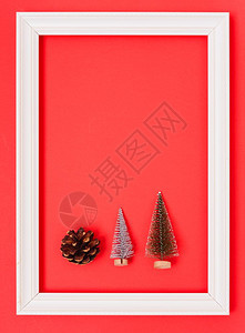 新年圣诞节组成顶视绿色fir树枝红背景和复制空间图片