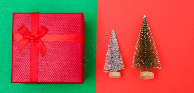 新年圣诞节Xmas假日组成绿色树枝顶视图和红绿背景的礼盒带有复制空间图片