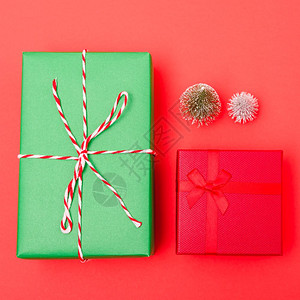 新年圣诞节组成顶视绿色红礼盒和底绿树枝图片