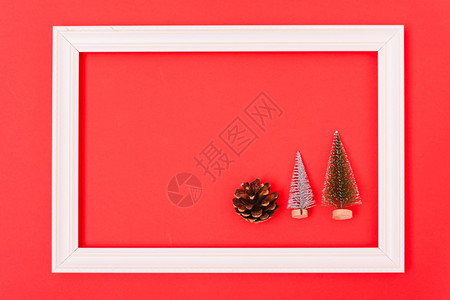新年圣诞节组成顶视绿色fir树枝红背景和复制空间图片