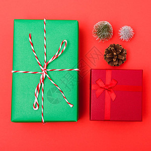 新年圣诞节组成顶视绿色红礼盒和底绿树枝图片