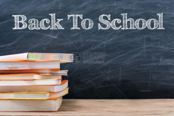 教室桌上有书架的背着黑板和背着景回到学校的概念图片