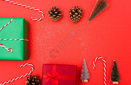 新年圣诞节组成绿色和红礼箱一根绳子红底绿色fir树枝以及复制空间图片