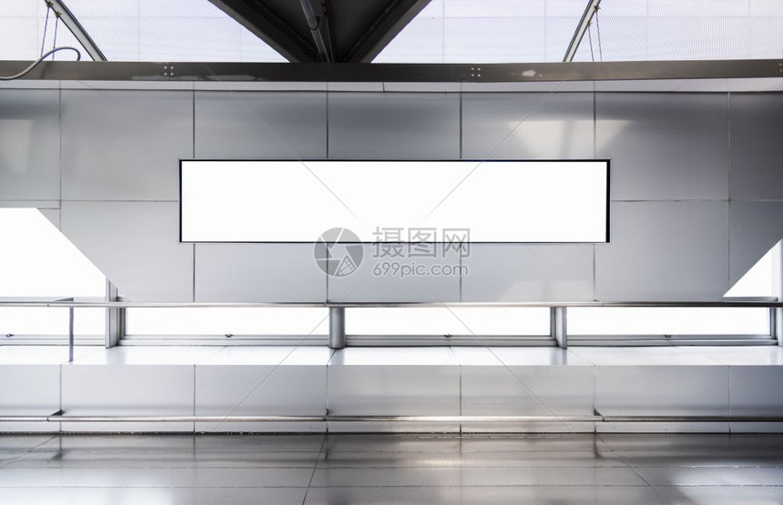 机场大楼的长广告牌空白框架屏幕图片