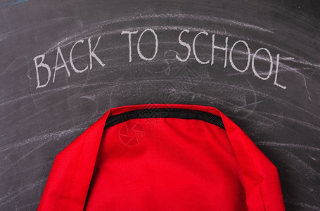 背回学校购物袋包黑板和上的红色教育袋黑板和上的红包图片