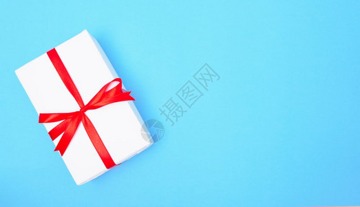 新年快乐圣诞20年或情人节顶端观赏纸包着白色礼品盒装饰蓝色背景的白礼品盒装饰复制您文本的空间图片