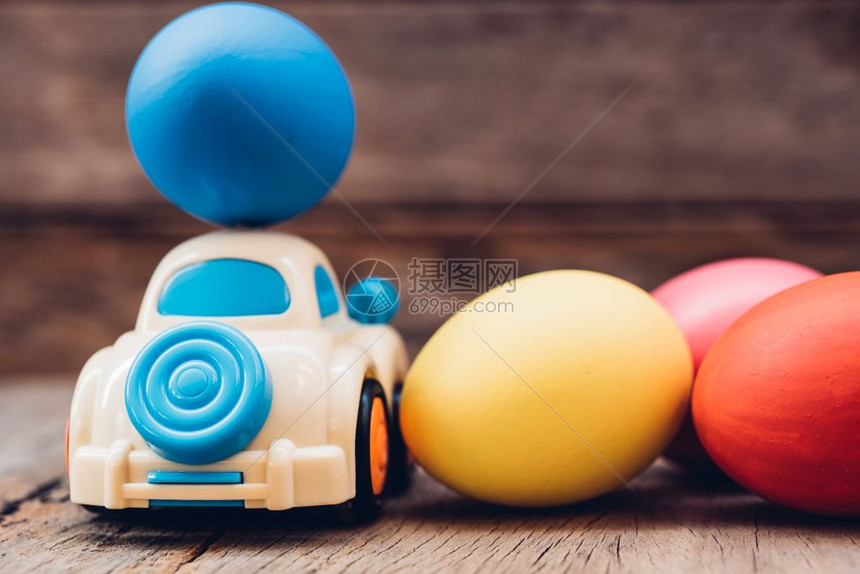 复活节鸡蛋和玩具车图片