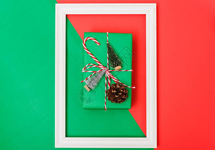 新年圣诞节的构成顶视礼物绿箱绳子的剪折红绿树枝和色并带有复制空间图片