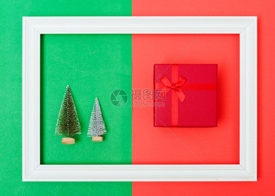 新年圣诞节Xmas日组成绿色树枝顶视图红绿背景和色的红礼品盒以及复制空间图片