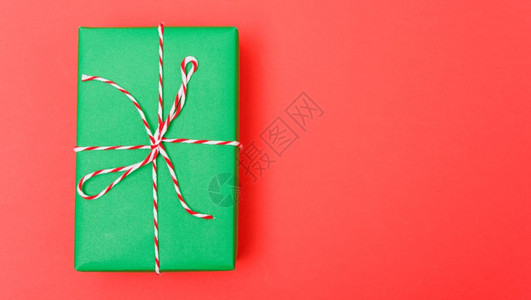新年圣诞节组成顶视绿色礼品盒红背景带复制空间图片