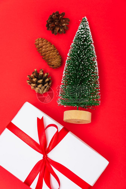 新年快乐和圣诞日红背景的xmas白色礼物箱和fir树复制文本空间图片素材 正版创意图片 摄图网 新年快乐和圣诞日红背景的xmas白色礼物箱和fir树复制文本空间图片素材 正版创意图片 摄图网