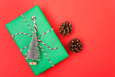 新年圣诞节组成顶视绿色礼品盒和红底绿色fir树枝图片
