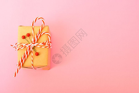 新年快乐圣诞节日全新年快乐天观窗板装饰品盒粉红背景装饰品盒复制版面空间供文字使用图片