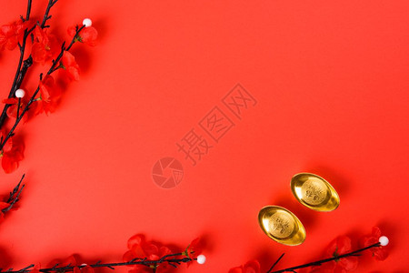 新年平面顶楼金条和红背景的花朵附上文字版面的复制空间图片